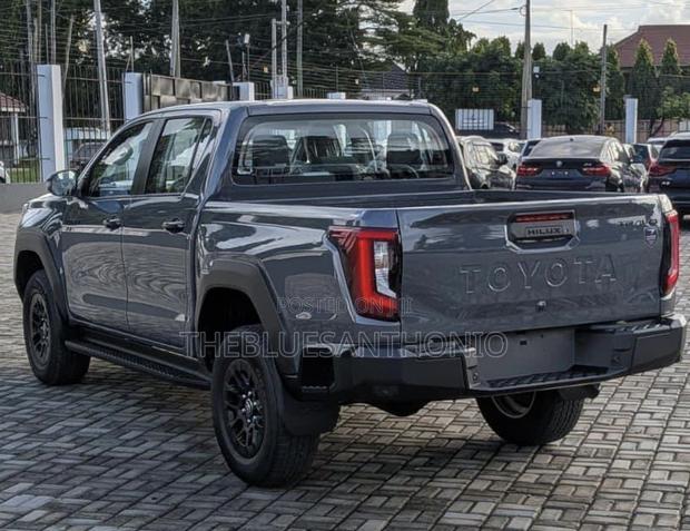 Toyota Hilux 2026 Gray