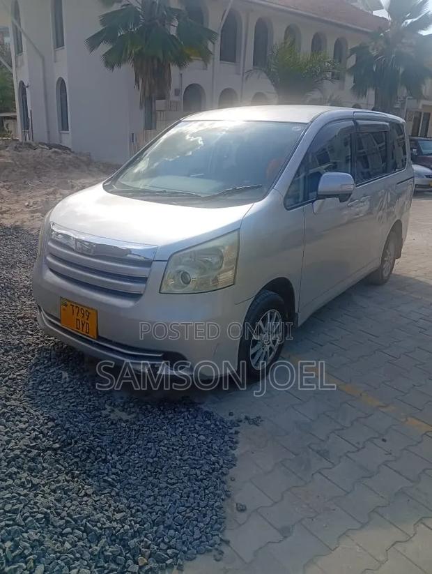 Toyota Noah 2010 Silver