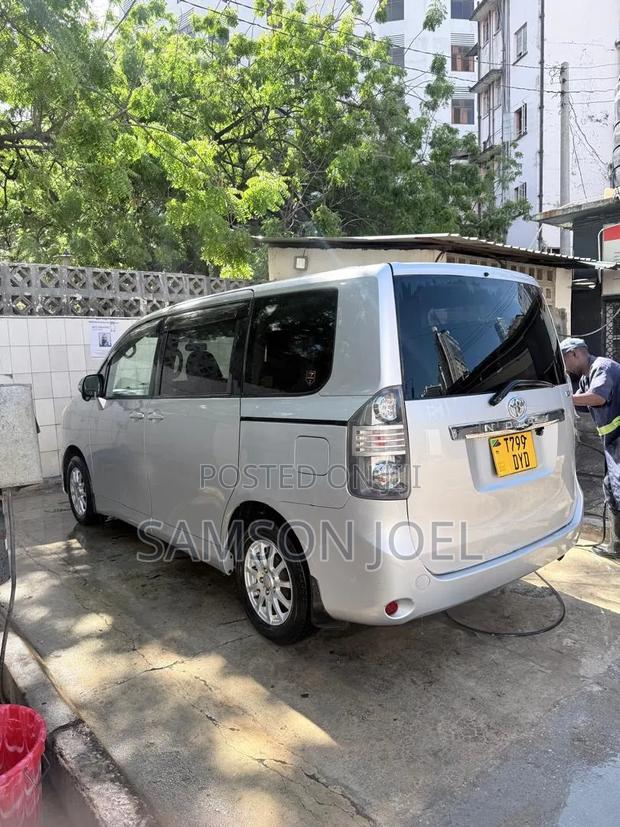 Toyota Noah 2010 Silver