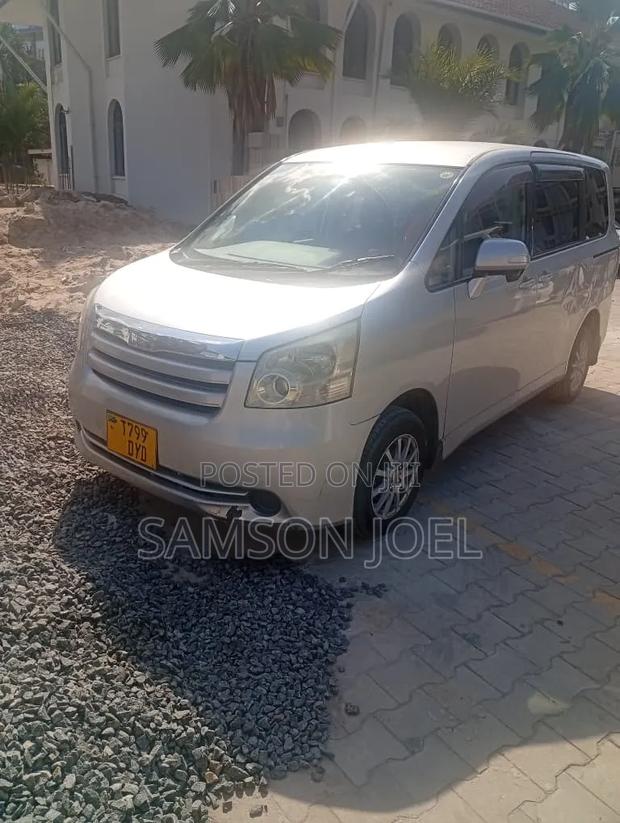 Toyota Noah 2010 Silver