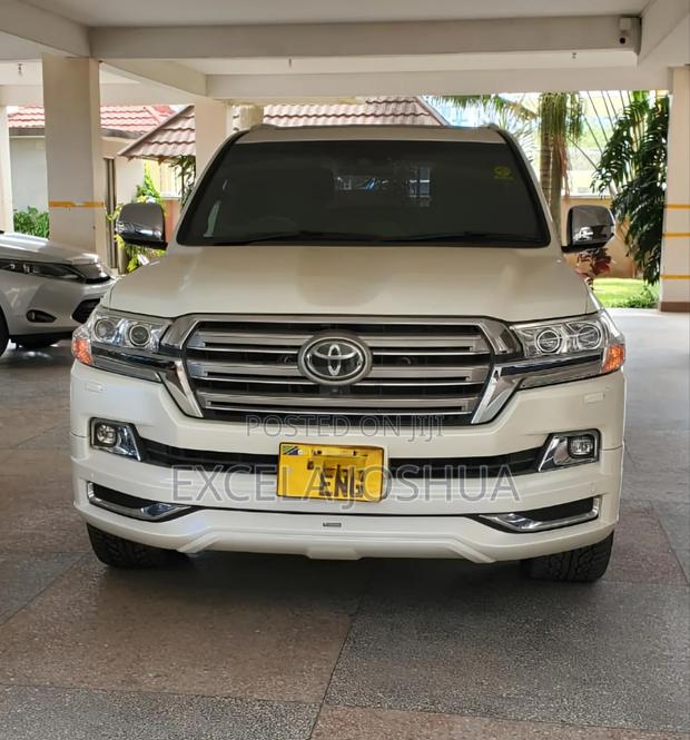 Toyota Land Cruiser 4.6 V8 ZX 2018 White