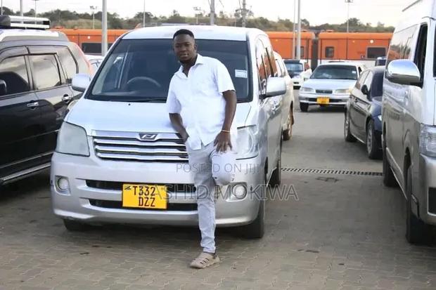 Toyota Noah 2023 Silver