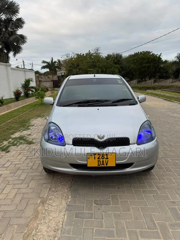 Toyota Vitz 2003 Silver