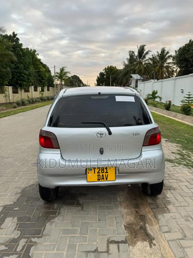 Toyota Vitz 2003 Silver