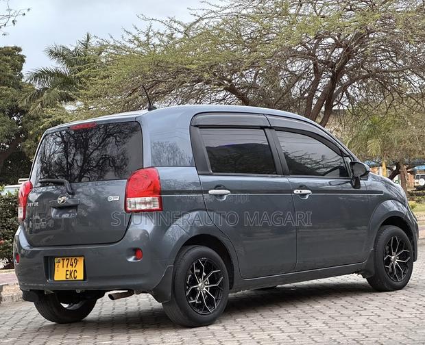 Toyota Porte 2015 Gray