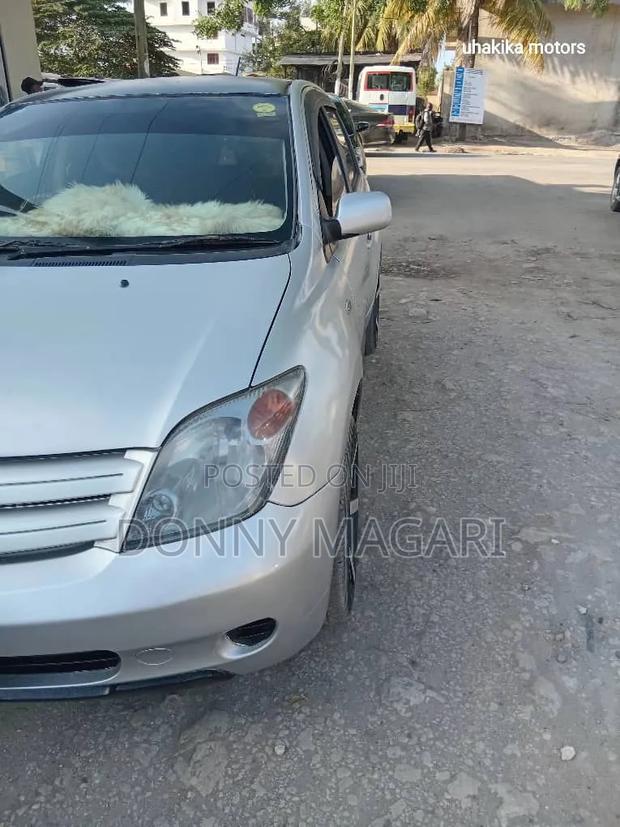 Toyota IST 2004 Silver