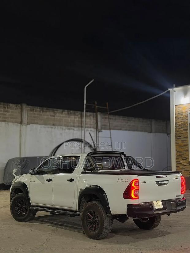 Toyota Hilux 2021 White