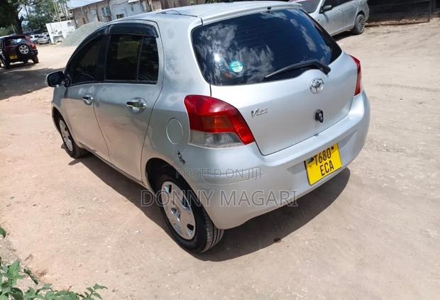 Toyota Vitz 2006 Silver