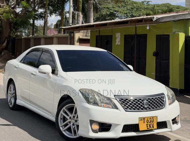 Toyota Crown 2011 White