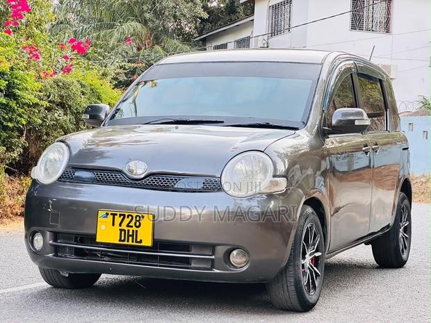 Toyota Sienta 2005 Gray