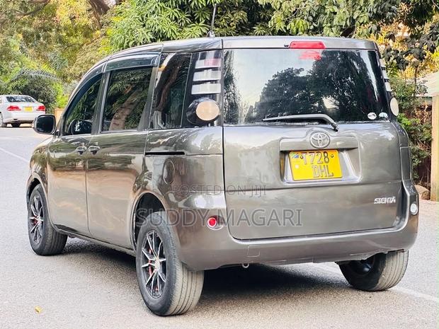 Toyota Sienta 2005 Gray