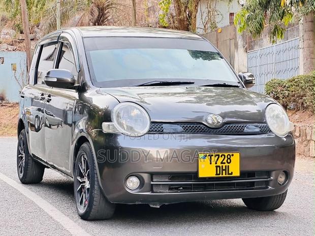 Toyota Sienta 2005 Gray