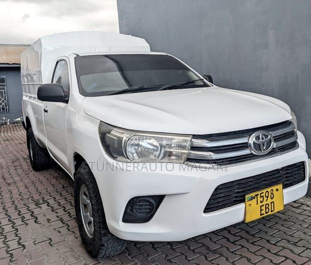 Toyota Hilux 2010 White