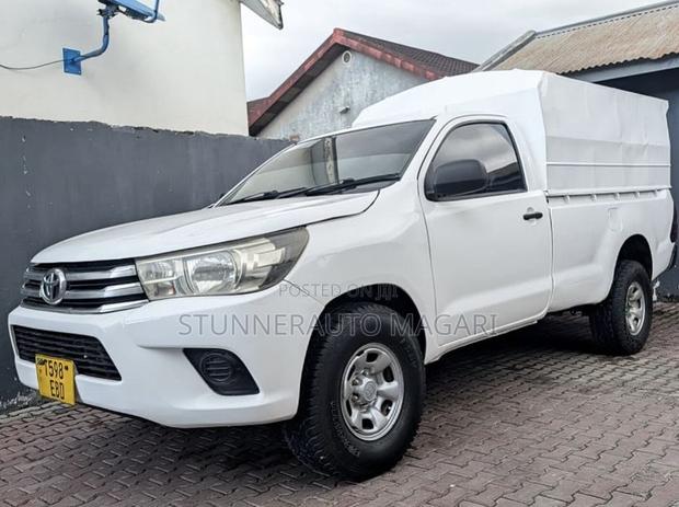 Toyota Hilux 2010 White