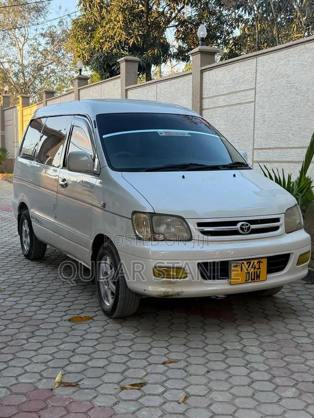 Toyota Noah 2001 White