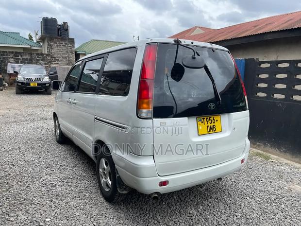 Toyota Noah 2001 White