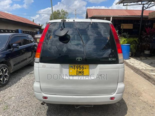Toyota Noah 2001 White