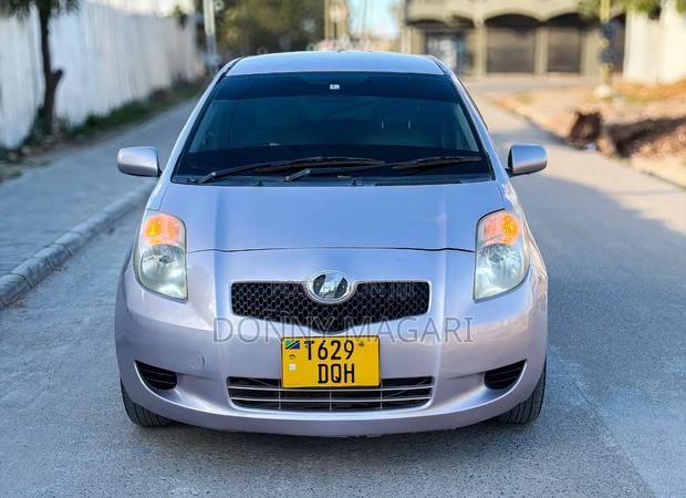 Toyota Vitz 2006 Silver
