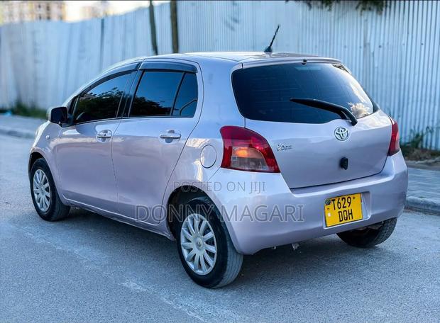 Toyota Vitz 2006 Silver