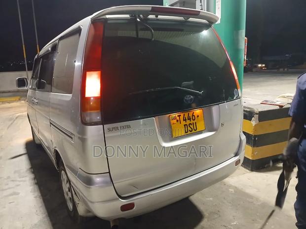 Toyota Noah 2.0 AWD (8 Seater) 2003 Silver