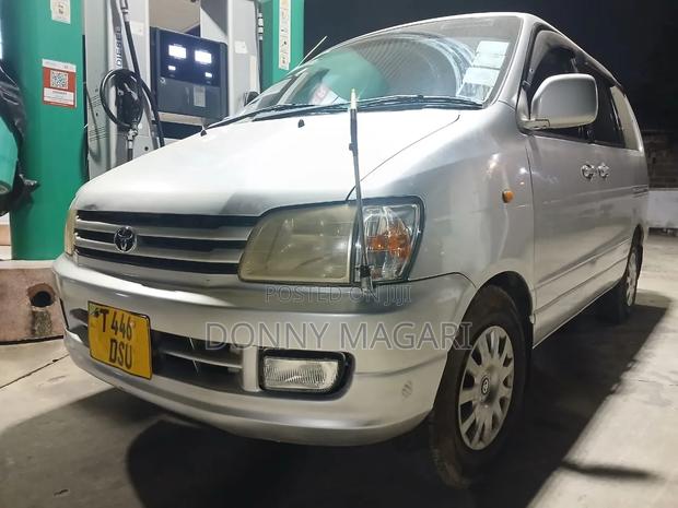 Toyota Noah 2.0 AWD (8 Seater) 2003 Silver