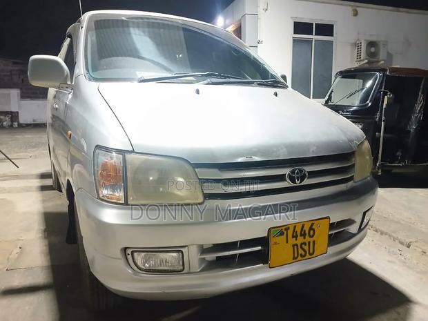 Toyota Noah 2.0 AWD (8 Seater) 2003 Silver