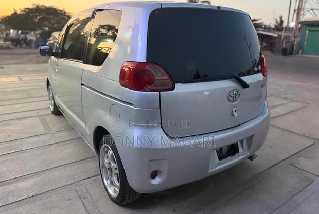 Toyota Porte 2005 Silver
