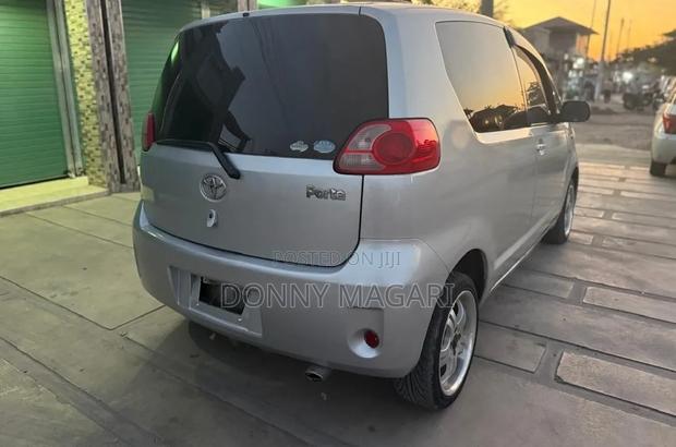 Toyota Porte 2005 Silver