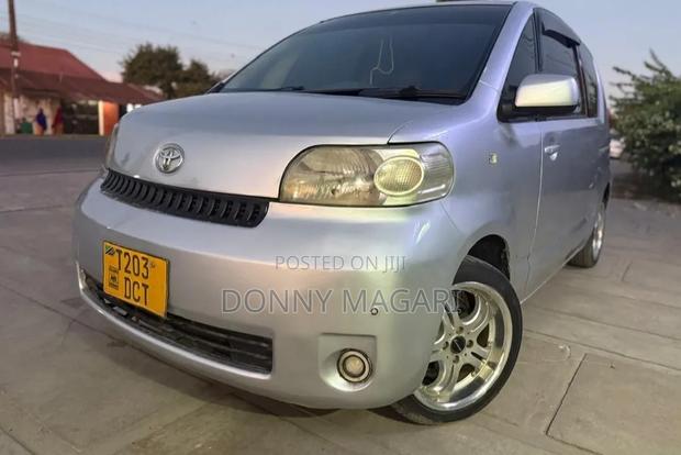 Toyota Porte 2005 Silver