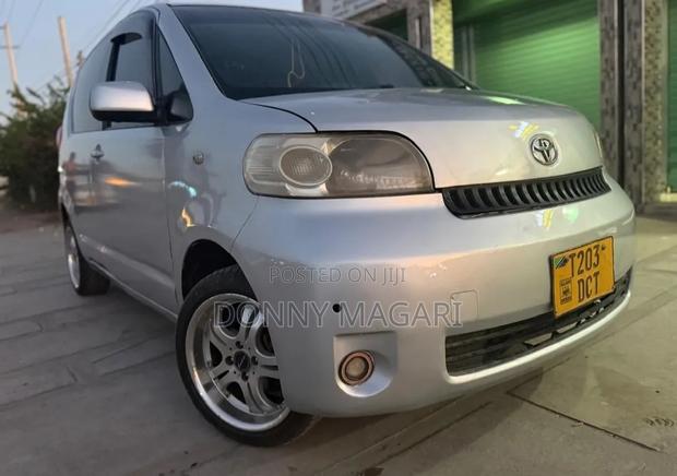 Toyota Porte 2005 Silver