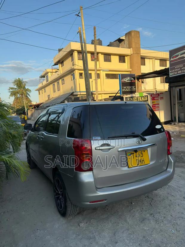 Toyota Raum 2008 Gold