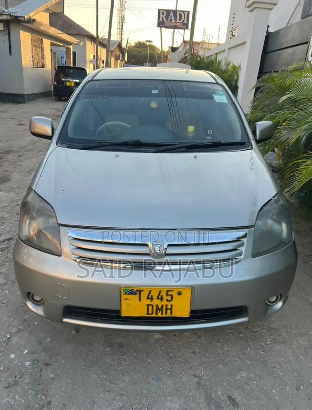 Toyota Raum 2008 Gold