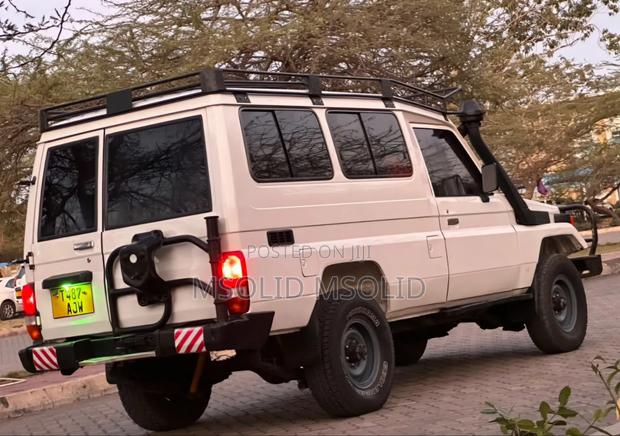 Toyota Land Cruiser 1989 White