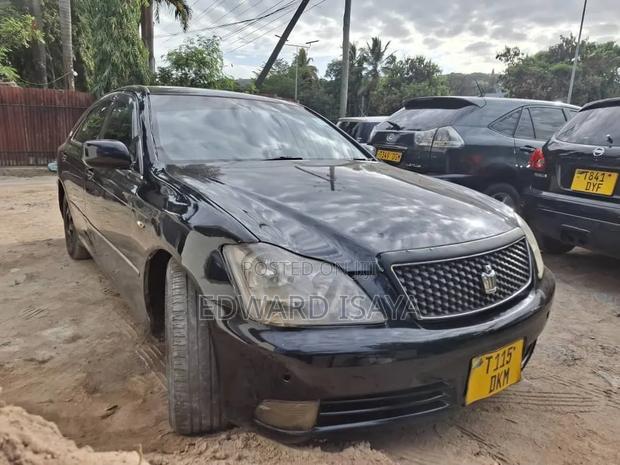 Toyota Crown Royale 2005 Black