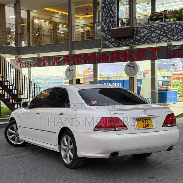 Toyota Crown 2006 White