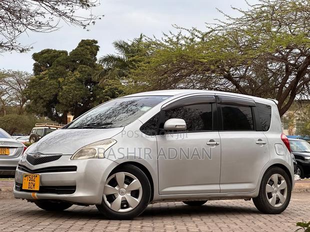 Toyota Ractis 1.3 FWD 2007 Silver