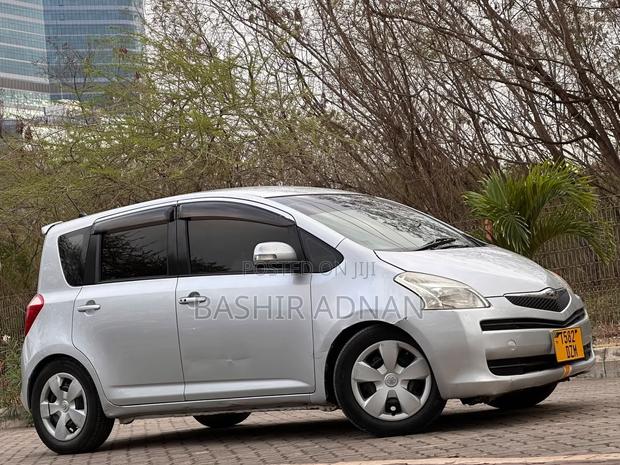 Toyota Ractis 1.3 FWD 2007 Silver