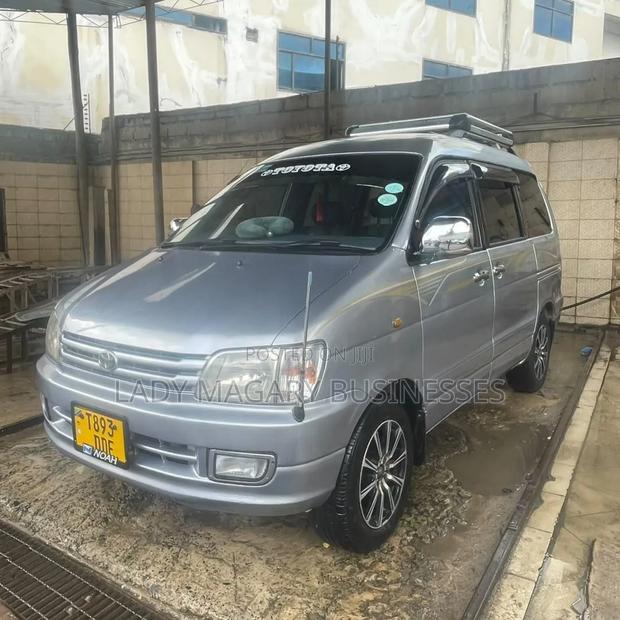 Toyota Noah 2001 Silver