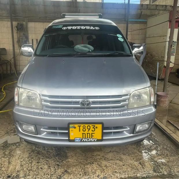 Toyota Noah 2001 Silver