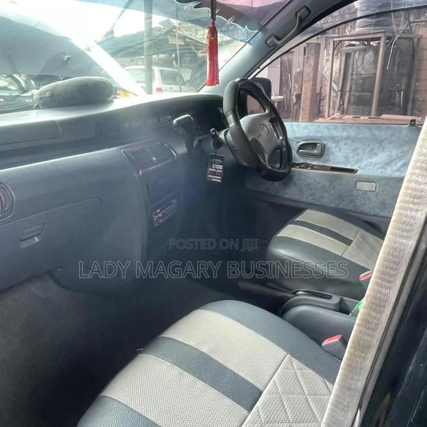 Toyota Noah 2001 Silver