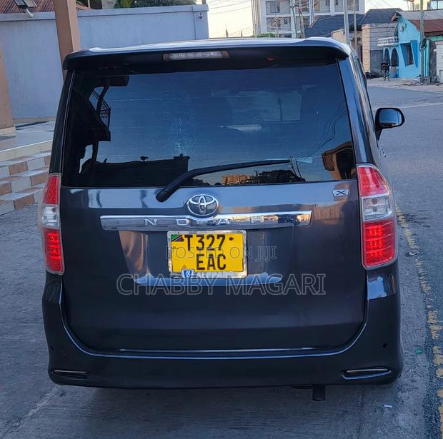 Toyota Noah 2.0 143hp AWD (8 Seater) 2008 Gray