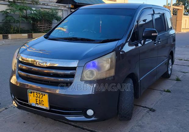 Toyota Noah 2.0 143hp AWD (8 Seater) 2008 Gray