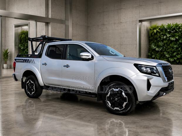 Nissan Navara 2025 Silver