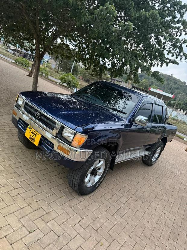 Toyota Hilux 1999 Blue
