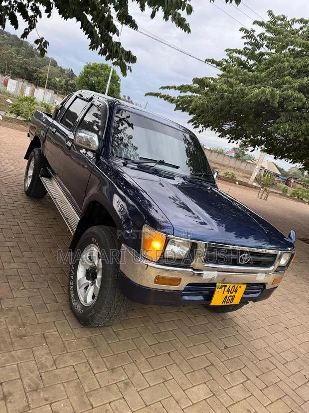 Toyota Hilux 1999 Blue