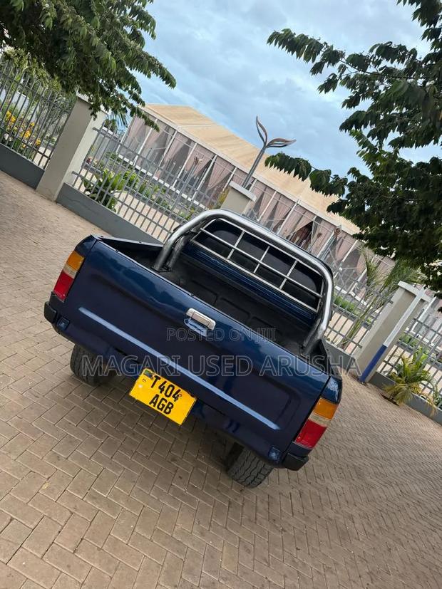 Toyota Hilux 1999 Blue