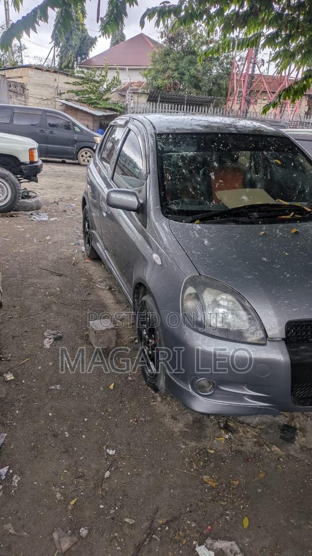 Toyota Vitz 1.5 FWD 5dr 2004 Gray