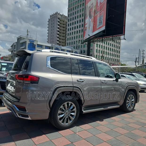 Toyota Land Cruiser LC300 2025 Silver