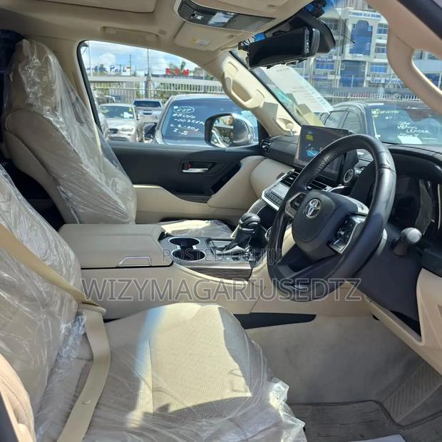 Toyota Land Cruiser LC300 2025 Silver
