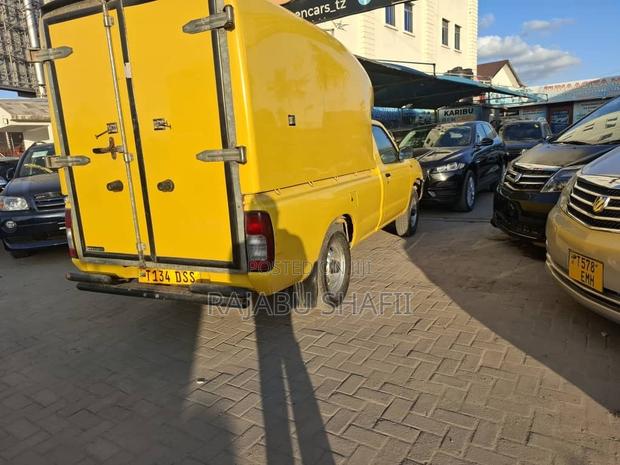 Nissan Hardbody 2008 Yellow